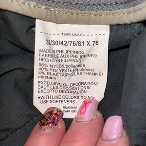 UNDER ARMOUR khaki PANTS. Size 32X30. Like new. Barely worn/EXCELLENT CONDITION!